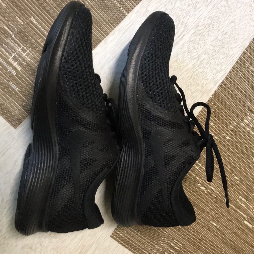 NEW Nike Revolution 4 Running Shoes